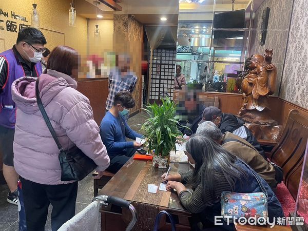 ▲南投縣與人安基金會合作發放愛心年禮給街友，並協助於年前入住短期安置旅館。（圖／南投縣政府提供）