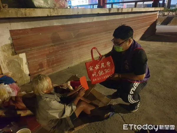 ▲南投縣與人安基金會合作發放愛心年禮給街友，並協助於年前入住短期安置旅館。（圖／南投縣政府提供，下同）