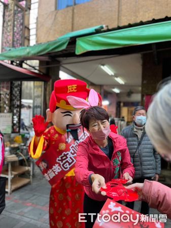 ▲立委陳亭妃、市議員陳怡珍前往東市場、鴨母寮市場、延平市場及文賢市場等人潮聚集處，發送精心設計的「平安兔you」一元紅包，並向大家拜年。（圖／記者林悅翻攝，下同）