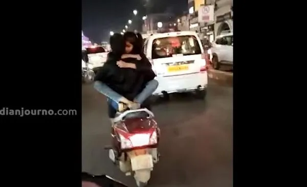 情侶「火車便當」體位騎機車　妹子雙腳夾緊還忘情熱吻