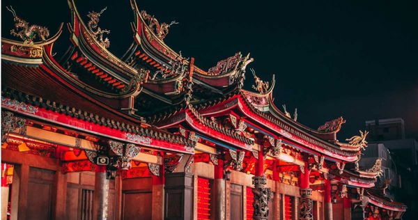 《紐時》稱讚台北能同時體會現代都會與古樸的寺廟。（圖／Pexels）