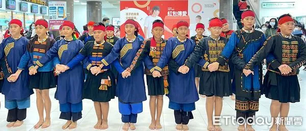 ▲農曆春節前夕，世界展望會屏東望嘉文化隊，現身奇美醫學中心第一醫療大樓門診大廳表演，為平常規律看診的院區帶來不一樣的色彩。（圖／記者林悅翻攝，下同）