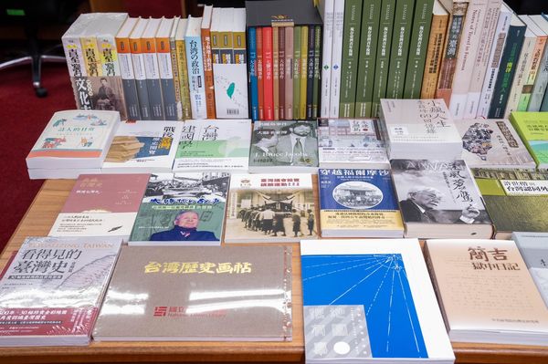 ▲▼游錫堃參訪立陶宛台灣漢學圖書館。（圖／立法院提供）