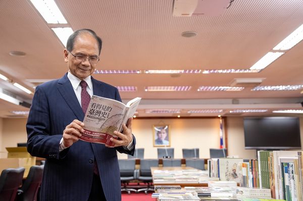 ▲▼游錫堃參訪立陶宛台灣漢學圖書館。（圖／立法院提供）