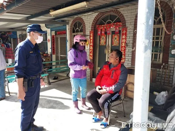 ▲恆春警分局所長陳永豐與同仁警員黃俊豪協助王婦找到胞妹兒子            。（圖／記者陳崑福翻攝，下同）