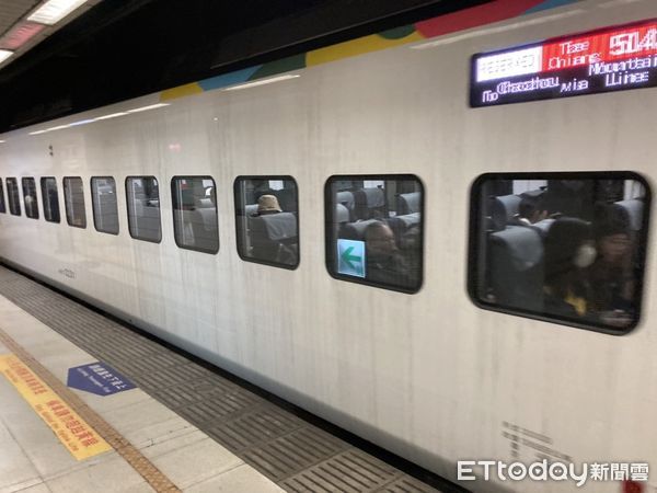 ▲▼台鐵EMU3000型特仕車傳出髒污宛如哭花的眼線。（圖／讀者提供）