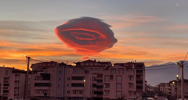 ▲▼土耳其上空19日被一個神秘橘紅物體籠罩。（圖／翻攝自推特）