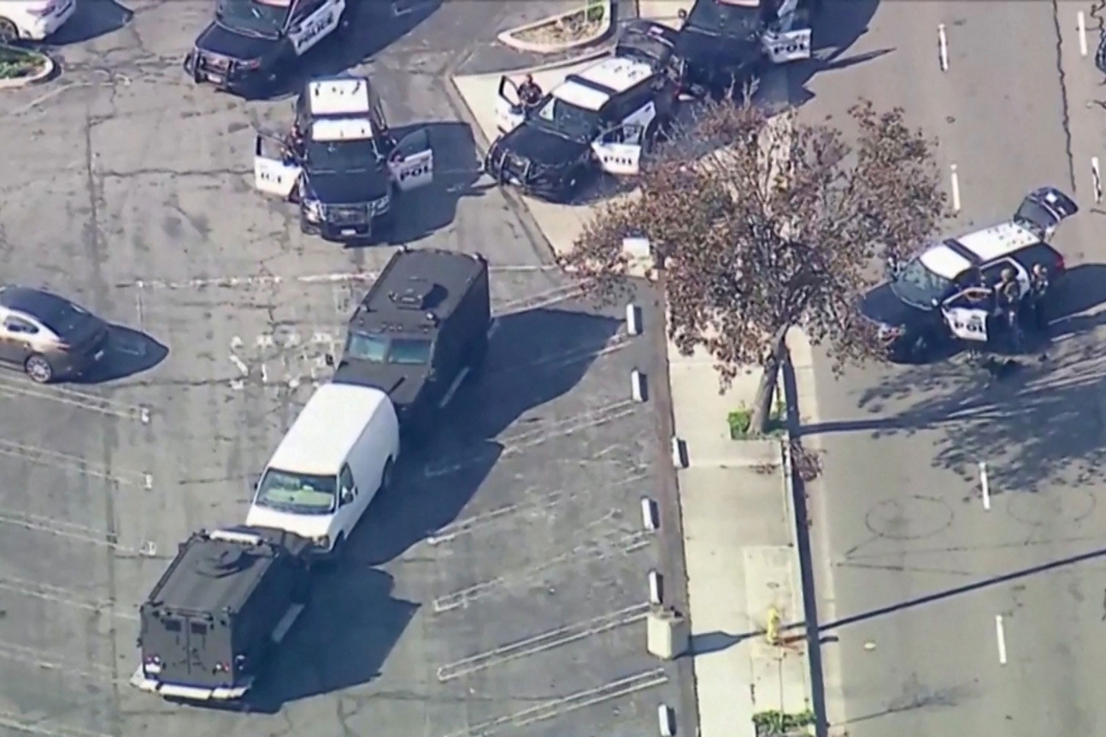 ▲加州洛杉磯「小台北」10死槍擊案，大批警力包圍一輛廂型車  。（圖／路透）
