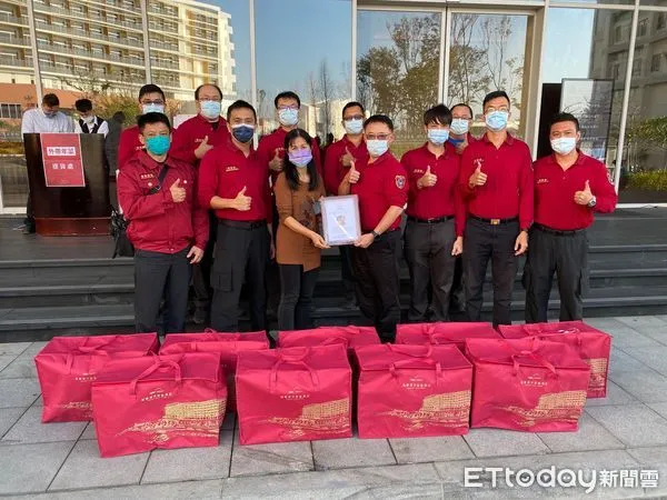 ▲福爾摩沙遊艇酒店體恤消防人員年節期間辛勞，捐贈9份的年菜給台南市消防局第六大隊暨所屬分隊，供除夕過年期間仍在隊輪值勤務的消防人員享用。（圖／記者林悅翻攝，下同）