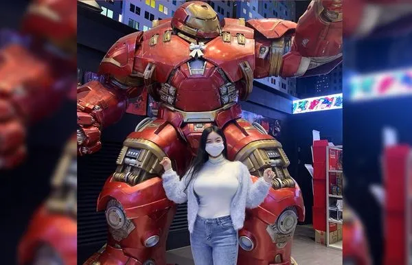 ▲▼口罩妹合照鋼鐵人「胸口太搶眼」萬人朝聖　IG帳號曝：罩杯破壞者。（圖／翻攝_k.n0n）