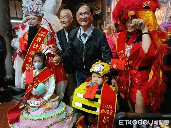 ▲▼彰化南瑤宮國運籤曝光　林世賢擲6筊後抽出「籤王」。（圖／記者唐詠絮攝）