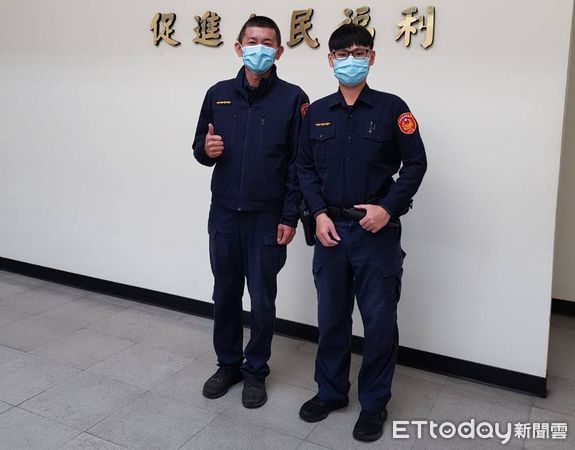 ▲台南市警一分局府東派出所巡佐楊國良(左)及警員郭岳岷，全力尋回被回收的紀念性手錶，獲失主感激。（圖／記者林悅翻攝）