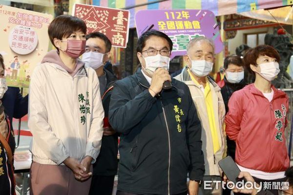 ▲台南市長黃偉哲大年初一，廟宇參拜行春，並發紅包給市民賀年。（圖／記者林悅翻攝，下同）