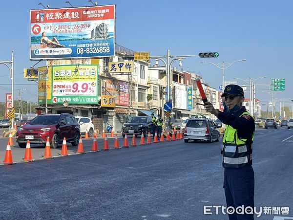 ▲▼屏東水底寮清早湧入2000車次，警方調撥車道疏導。（圖／記者陳崑福翻攝）