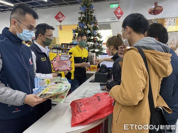 ▲移民署南區事務大隊台南市第一服務站，前往火車站周遭東南亞商圈發送宣導海報及紀念小物，加強宣導防範非洲豬瘟、禁止酒駕及非法打工。（圖／記者林悅翻攝，下同）