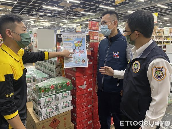 ▲移民署南區事務大隊台南市第一服務站，前往火車站周遭東南亞商圈發送宣導海報及紀念小物，加強宣導防範非洲豬瘟、禁止酒駕及非法打工。（圖／記者林悅翻攝，下同）