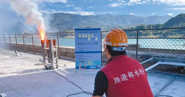 進入2023年後，曾文水庫的蓄水量就持續不足，單是這個月就進行了3次人工增雨。（圖／南水局提供）