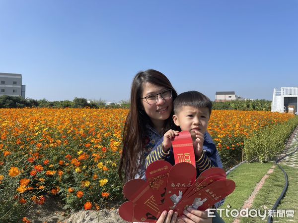 ▲台南山上花園水道博物館園區內，以及鄰近的冰點冷氣規劃大片花海，大年初一吸引大批走春人潮。（圖／記者林悅翻攝，下同）