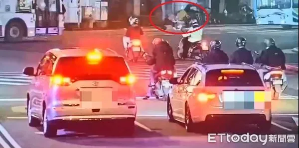 ▲▼老翁下班準備搭公車返家途中，闖紅燈被撞死。（圖／記者邱中岳翻攝）