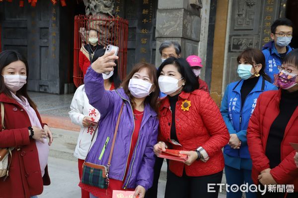 ▲雲林縣長張麗善連趕斗南鎮、虎尾鎮、斗六市地區共19間宮廟、天主堂參拜祈福並發送兔年福袋，吸引不少民眾排隊領福袋沾喜氣求吉利。（圖／記者蔡佩旻翻攝）