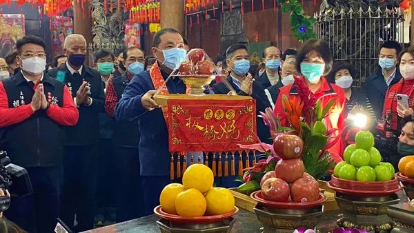 ▲侯友宜赴板橋慈惠宮、接雲寺參拜。（圖／新北市民政局提供）