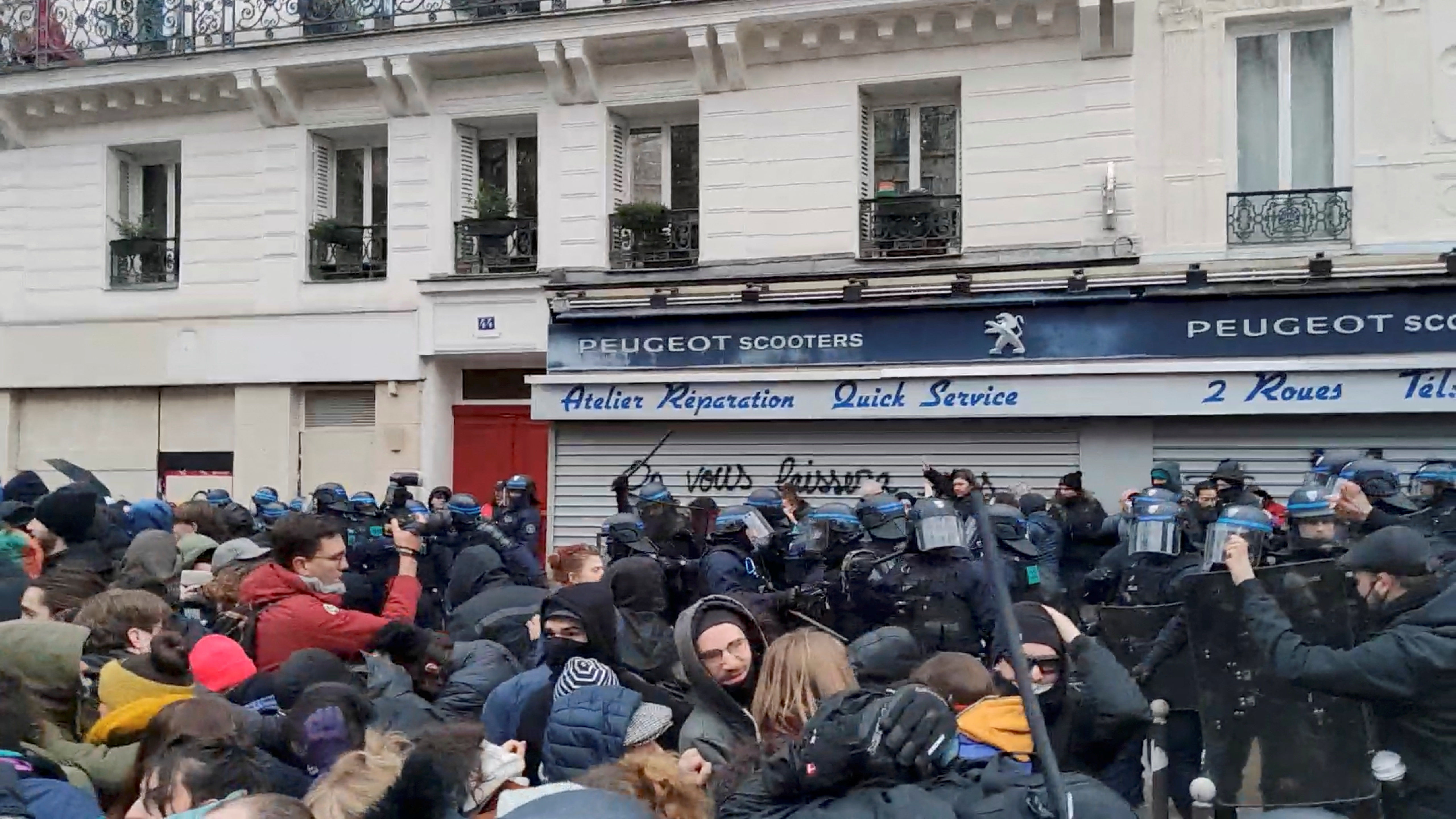 ▲▼法國警方暴力鎮壓示威民眾。（圖／路透）