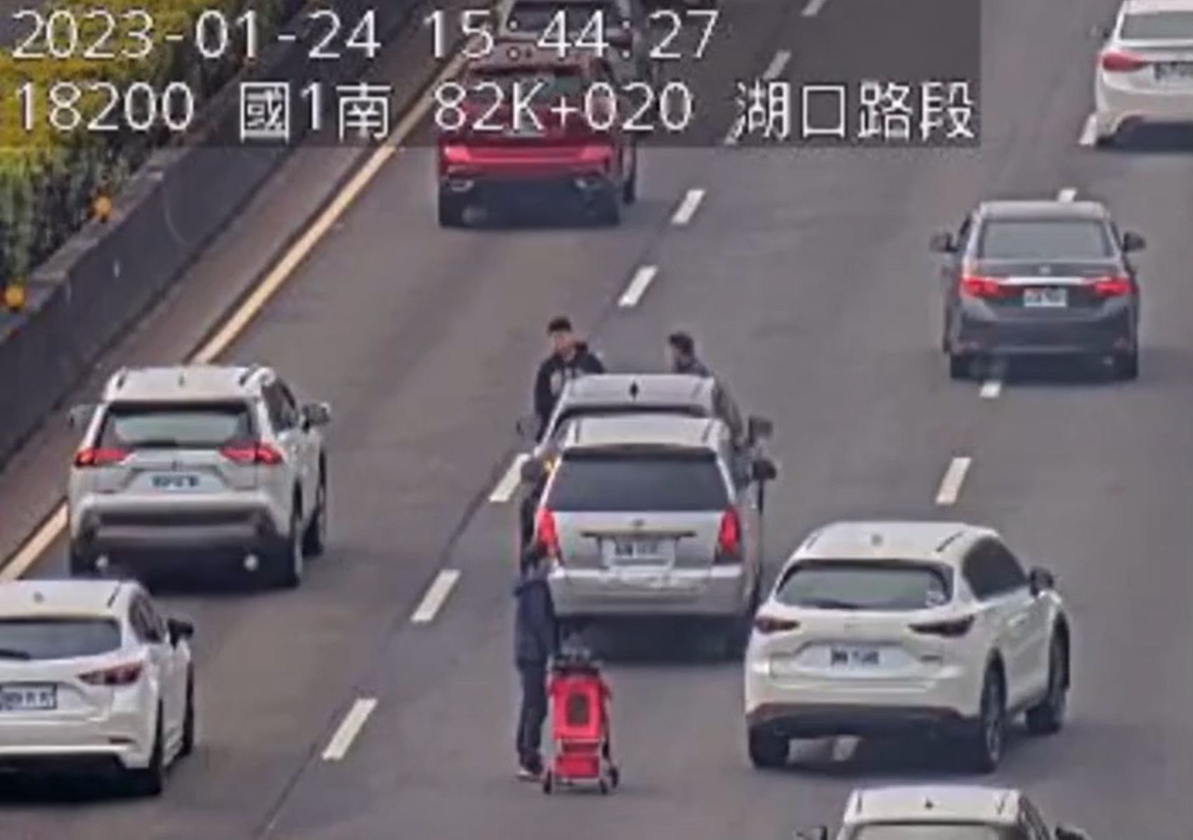 ▲肇事駕駛拿嬰兒車當警示標誌。（圖／翻攝自記者報料網）