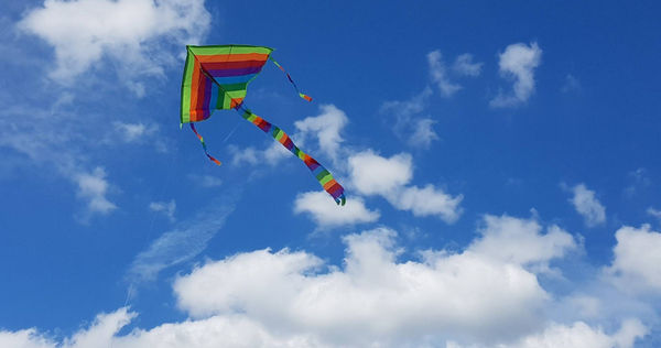 印度古吉拉特邦當地許多民眾為慶祝風箏節（Uttarayan），前往露臺、屋頂上放風箏，沒想到卻發生多起意外。（示意圖／pixabay）