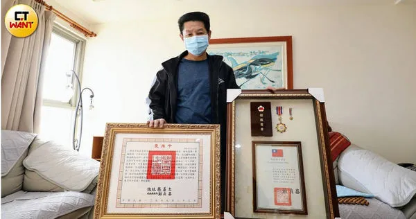 楊爸爸看著楊庭豪過世後由總統以及行政院長頒發的褒揚令，內心無限感慨。（圖／方萬民攝）