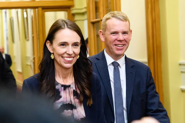 ▲▼  即將上任的紐西蘭總理希金斯（右，Chris Hipkins）與前總理阿爾登（左，Jacinda Ardern）。（圖／CFP）