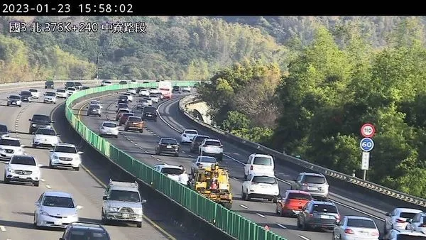 ▲▼15時56分於國3南向376公里處發生2輛小客車追撞事故。（圖／高公局提供）