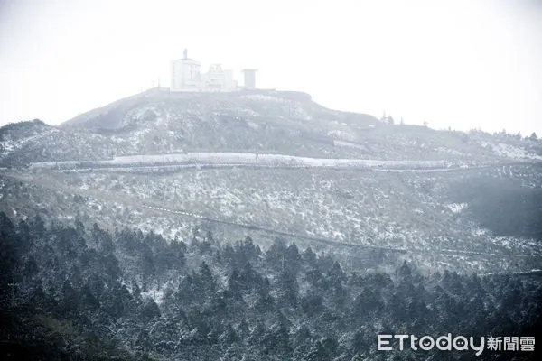 ▲▼霸王寒流757公尺的五分山下雪。（圖／記者徐文彬攝）