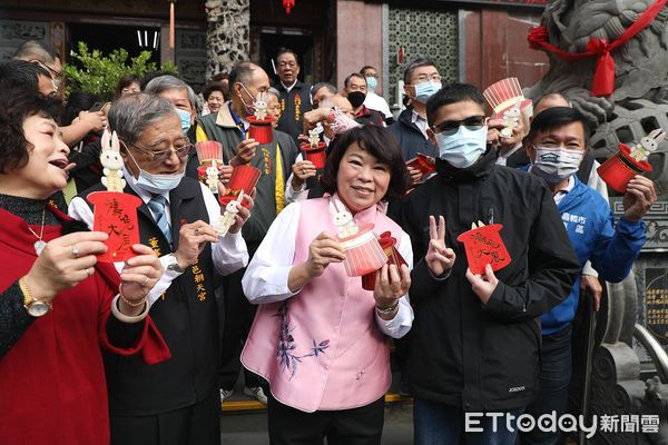 ▲▼  黃敏惠初二發紅包  。（圖／嘉義市政府提供）