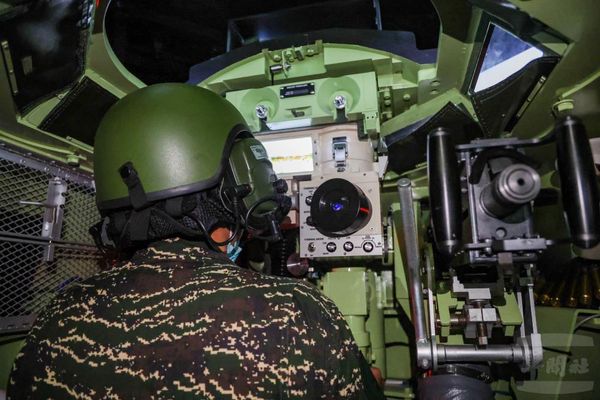 射擊模擬器可呈現武器彈道與射擊效果，提升官兵本職學能。（圖／軍聞社）