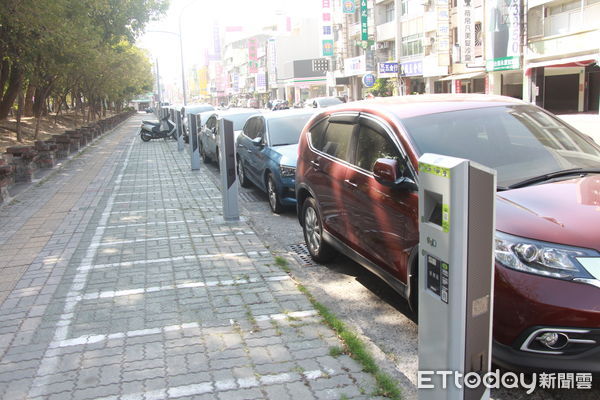 ▲台南市路邊停車格從25日大年初四起恢復停車收費，交通局提醒遊客多多利用「台南好停」APP查詢即時停車格位資訊，減少空繞找車位的時間及衍生的道路壅塞狀況。（圖／記者林悅翻攝，下同）