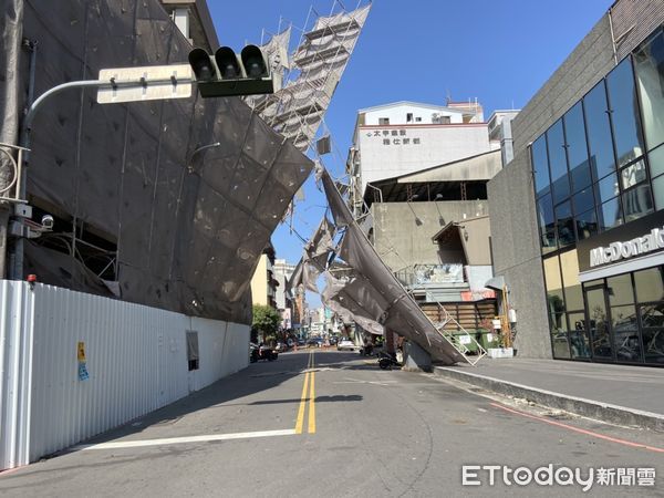 ▲▼             台中市南屯區公益路一處建築工地的鷹架倒了。（圖／民眾提供）