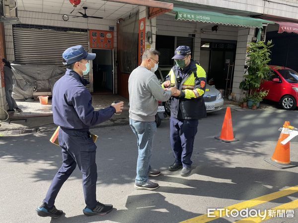 ▲▼台中市南屯區公益路一處建築工地鷹架倒塌。（圖／民眾提供）