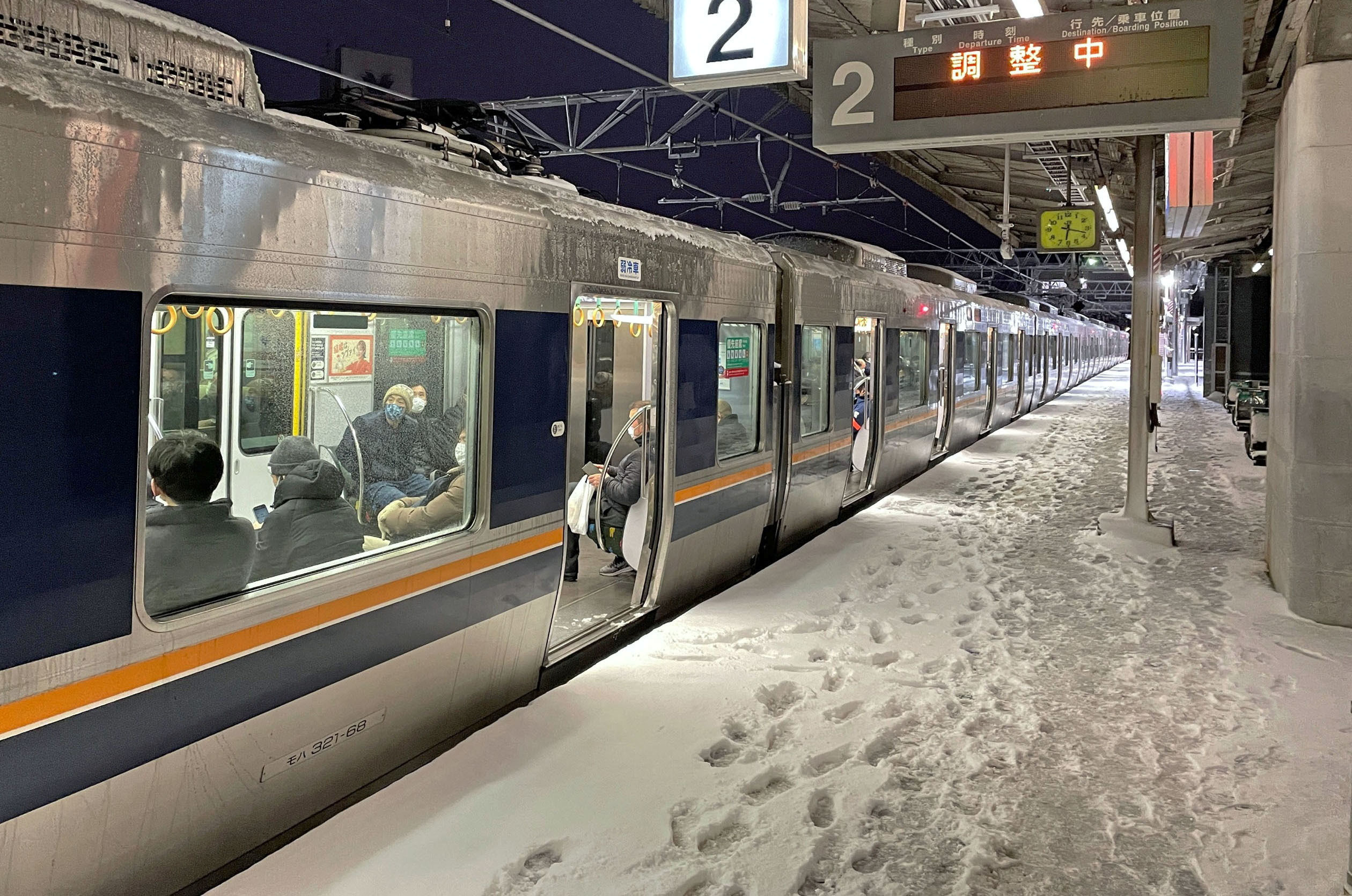 ▲日本大雪影響電車運行。（圖／路透）