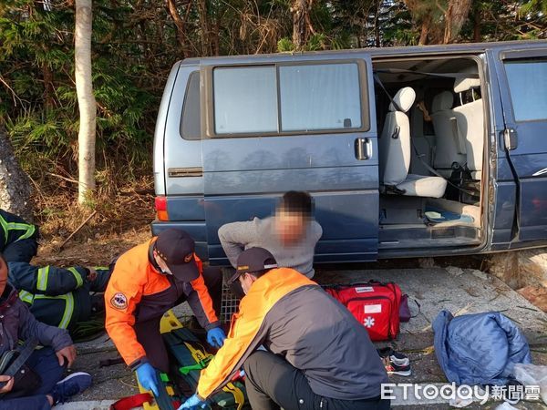 ▲一輛廂型車不明原因撞上電桿，造成9人受傷 。（圖／記者吳奕靖翻攝）