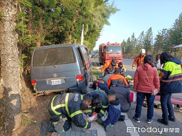 ▲一輛廂型車不明原因撞上電桿，造成9人受傷 。（圖／記者吳奕靖翻攝）