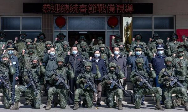 ▲▼蔡英文前往高雄陸軍特指部特三營、高屏堰、海巡署第七巡防區指揮部、第五岸巡隊慰勉留守同仁。（圖／總統府提供）