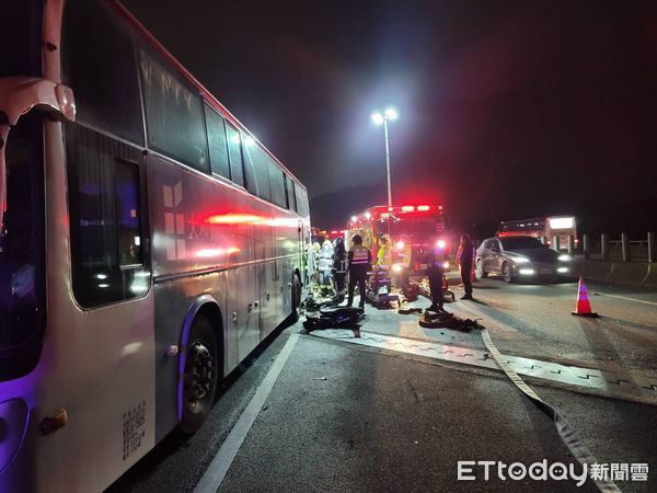 ▲▼國光客運因車輛拋錨停放在路肩，卻遭後方箱型車追撞。（圖／民眾提供）