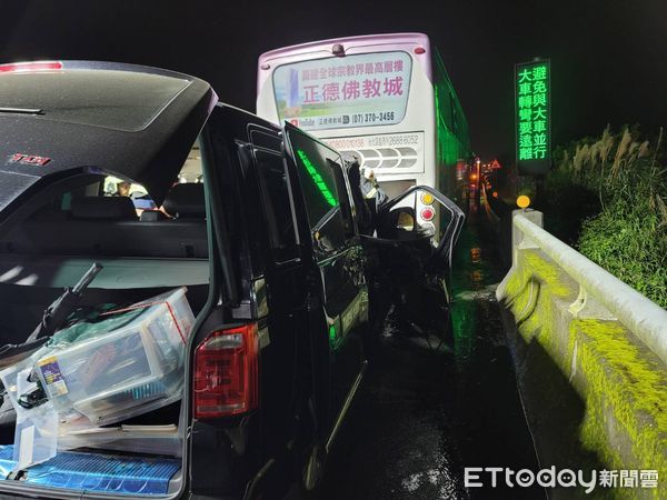 ▲▼國光客運因車輛拋錨停放在路肩，卻遭後方箱型車追撞。（圖／民眾提供）