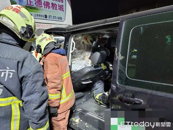 ▲▼國光客運因車輛拋錨停放在路肩，卻遭後方箱型車追撞。（圖／民眾提供）