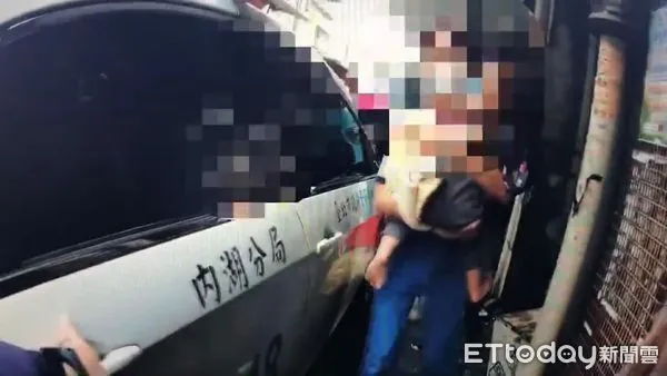 ▲▼內湖男童遭割傷左手全是血，2警立即以巡邏車送往內湖三總救治。（圖／記者張君豪翻攝）