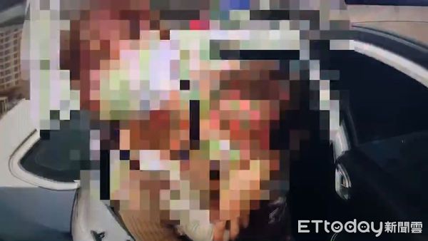 ▲▼內湖男童遭割傷左手全是血，2警立即以巡邏車送往內湖三總救治。（圖／記者張君豪翻攝）