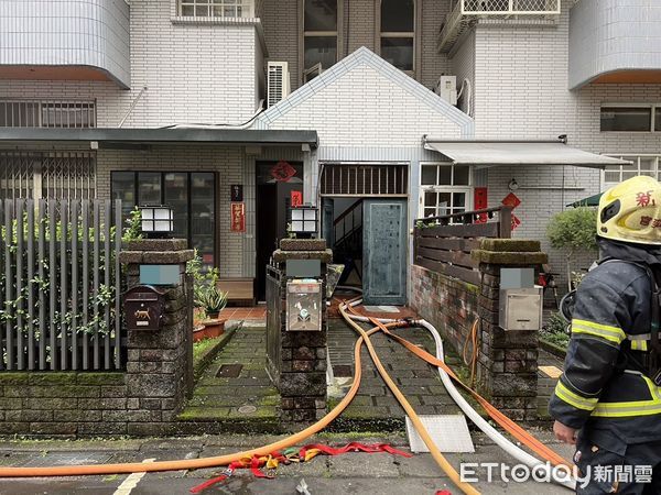 ▲▼新店區住宅火警案，現場四樓建物3樓冒黑煙,有2人待救。（圖／記者張君豪翻攝）