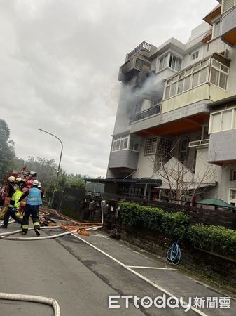 ▲▼新店區住宅火警案，現場四樓建物3樓冒黑煙,有2人待救。（圖／記者張君豪翻攝）