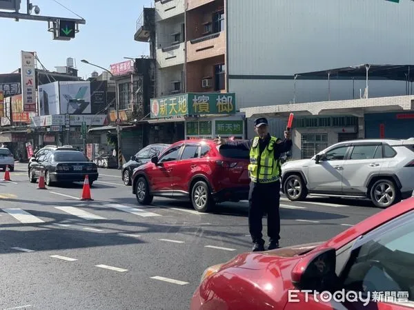 ▲枋寮警分局建興所所長李天寶疏導交通             。（圖／記者陳崑福翻攝，下同）