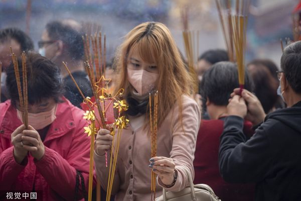 ▲香港民眾在農曆春節期間到黃大仙寺參拜。（圖／CFP）